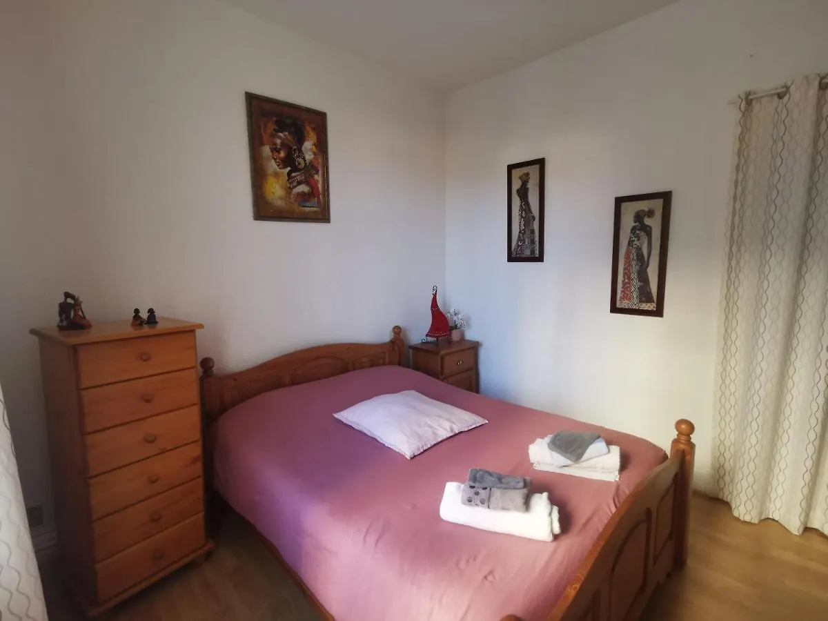 Bel Appartement Tout Equipe! Proche Des Parcs, Avec Sa Cour Privative Et Sa Place De Parking Securisee A 450 M Du Logement Vichy 0*,  Franciaország